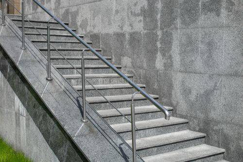 Các bước cầu thang đá màu xám