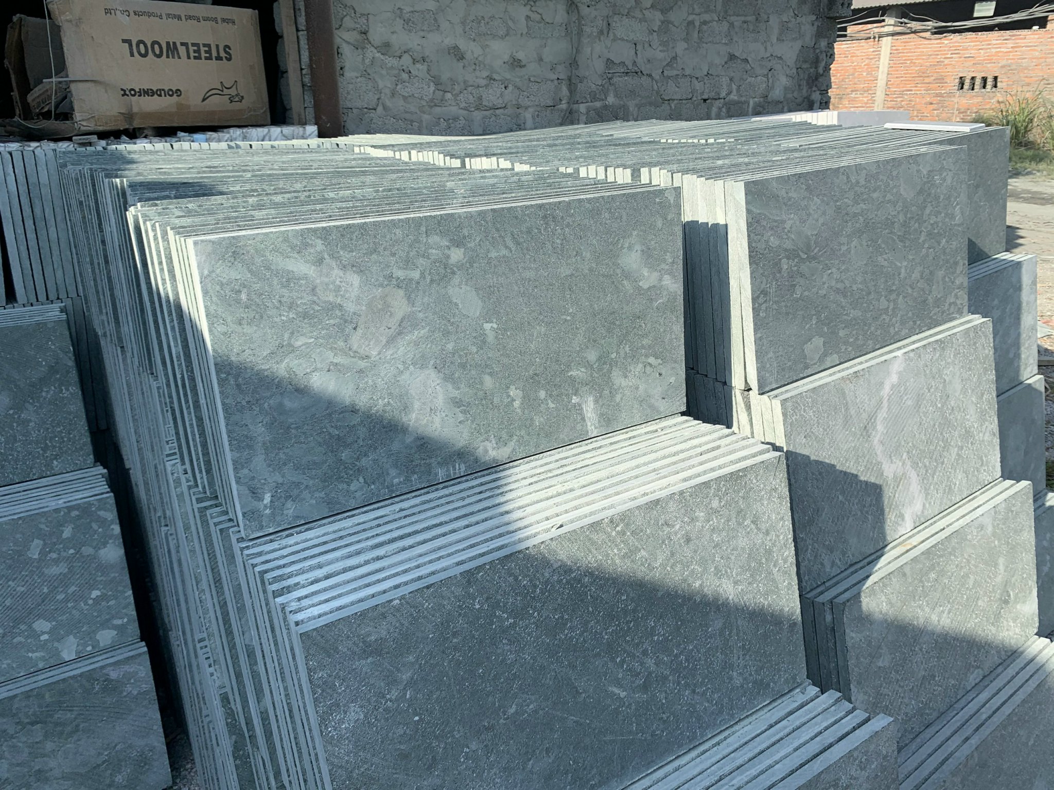 đá ong xám có màu xám ghi