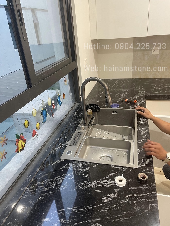 MẶT BÀN ĐÁ GRANITE ĐEN ĐIỂM NHẤN TINH TẾ CHO NHÀ BẾP 2024