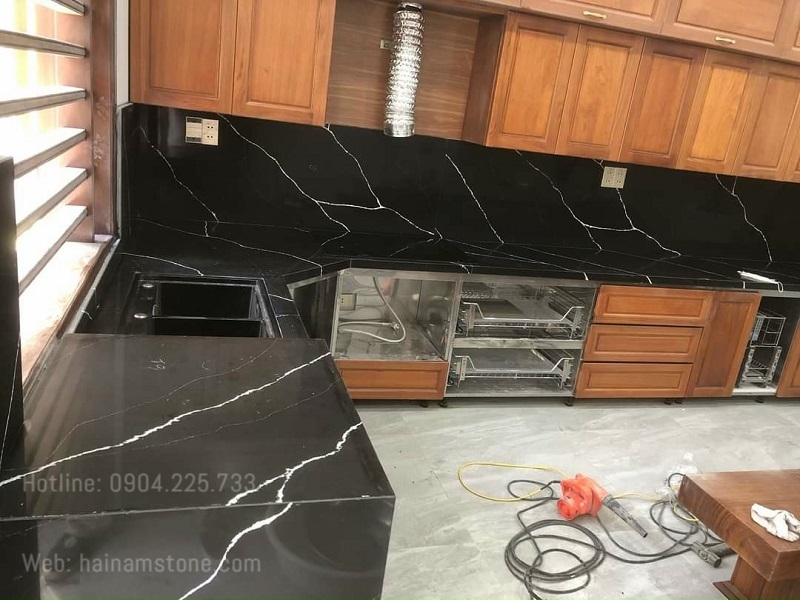 MẶT BÀN ĐÁ GRANITE ĐEN ĐIỂM NHẤN TINH TẾ CHO NHÀ BẾP 2024