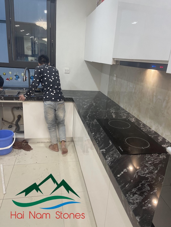 MẶT BÀN ĐÁ GRANITE ĐEN ĐIỂM NHẤN TINH TẾ CHO NHÀ BẾP 2024