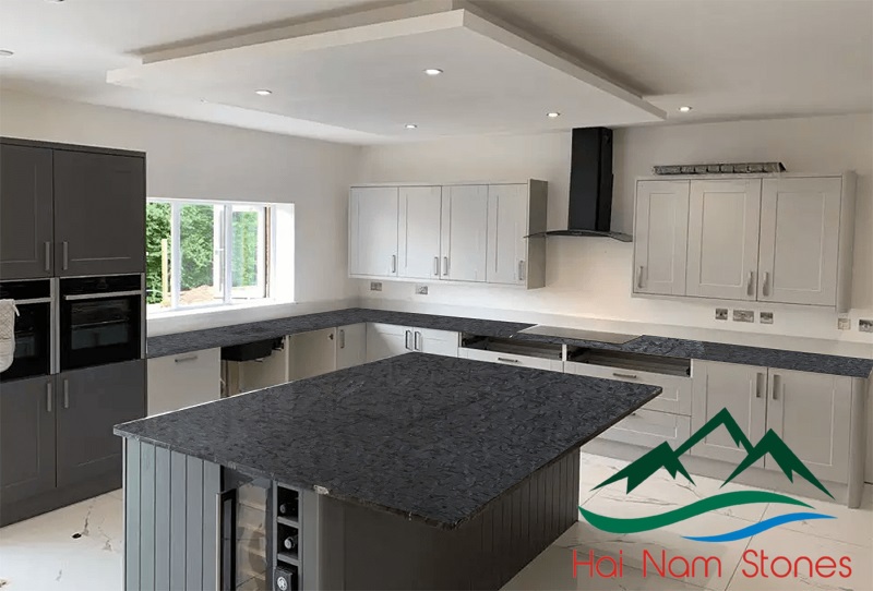 MẶT BÀN ĐÁ GRANITE ĐEN ĐIỂM NHẤN TINH TẾ CHO NHÀ BẾP 2024