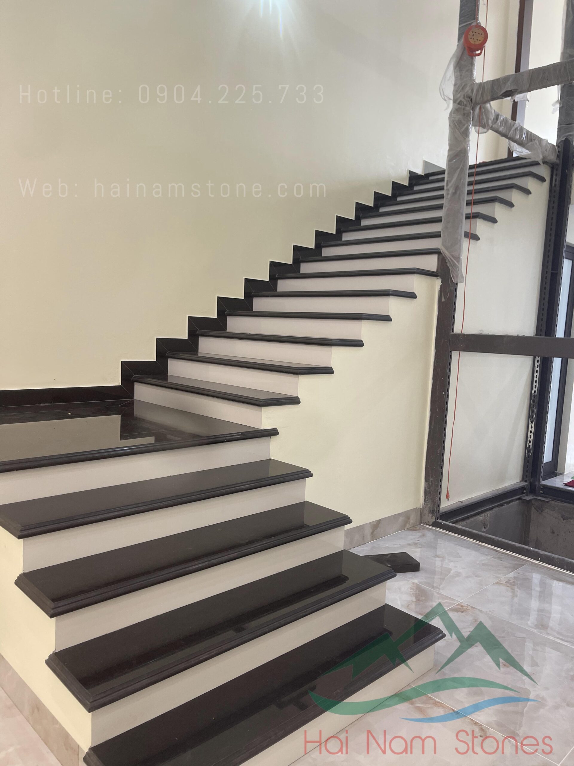 7 MẪU CẦU THANG ỐP ĐÁ CHO NỘI THẤT NGÔI NHÀ HIỆN ĐẠI