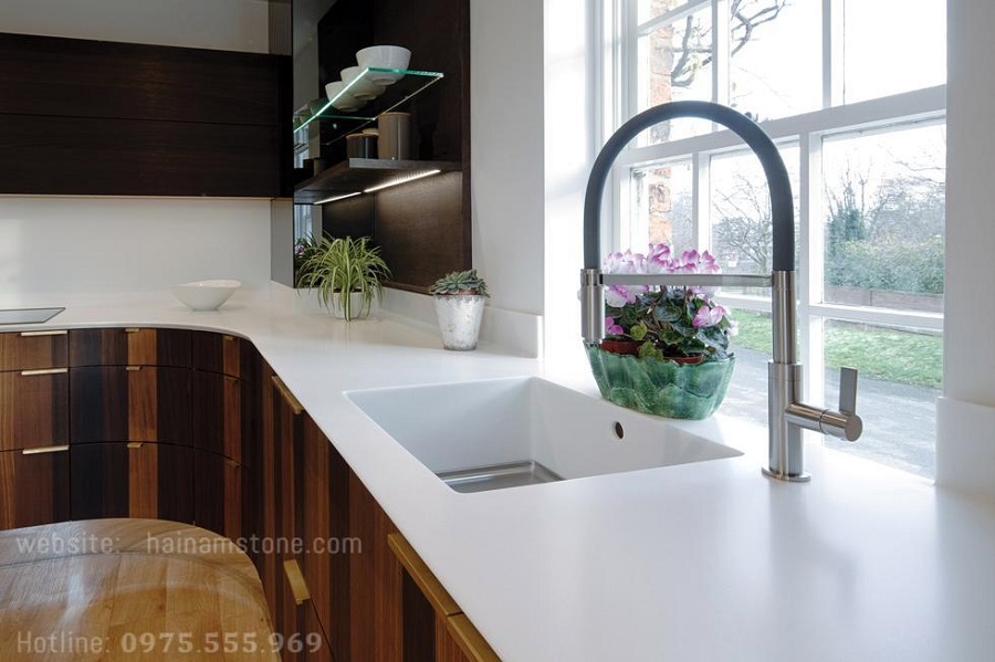 MẶT BÀN BẾP LIỀN KHỐI VỚI CHẬU RỬA XU HƯỚNG MỚI CHO NHÀ BẾP